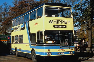 Μπλε - κίτρινο χρώμα το λεωφορείο για μια επιτυχημένη κοσμήματα πράσινο πάρκο