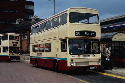 Бело - коричневые колоритные автобусы на службе транспортной городской развязки