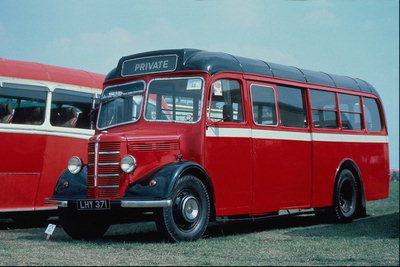 Privat röd buss för ett startkapital för transportsektorn