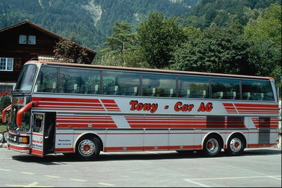 大众巴士前往山上。 所有类型的运输美丽的山路