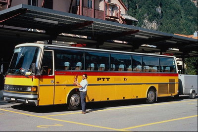 Долгожданный отдых для водителя автобуса. Жёлтый автобус пополняет силы на автостоянке