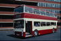 Harmony prostředí. Bílo-červená bus na pozadí bílých a červených budovy