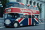 Un autobus turistico a due piani dipinti con i colori della bandiera britannica.