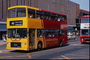 Un autobuz galben cu etaj de la oprire. Staţie de autobuz centru de activitate de afaceri în oraş