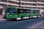 Verksamheten i den gröna bussen i ett bostadsområde i staden