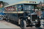Типичный старинный английский автобус на типичных чистых английских улицах