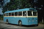 Niebieski autobus wśród liści, że latem pieszczoty nadwozia