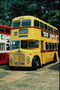 Një autobus autobus dykatësh verdhë ofron udhëtime përgjatë bregdetit të detit