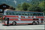 バスで山に人気の高い旅行。 交通機関のすべての種類の美しい山の道