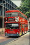 Summer. Dubbeldäckad buss - en del av Londons vägar