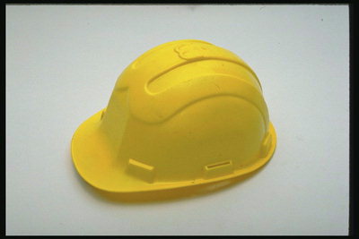 Le casque de sécurité, le constructeur, installateur