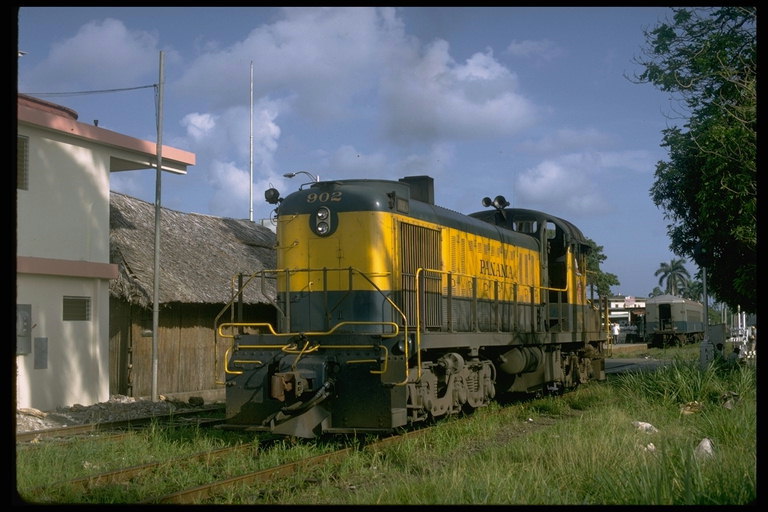 Amarillo locomotora en una pequeña estación de ferrocarril