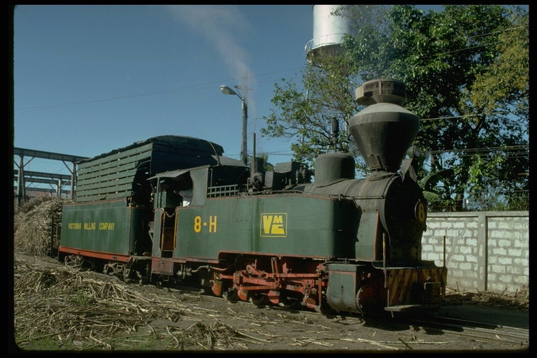shpejtimin e Vjetër lokomotivë përgjatë binarët përgjatë gardhit të tullave të bardhë