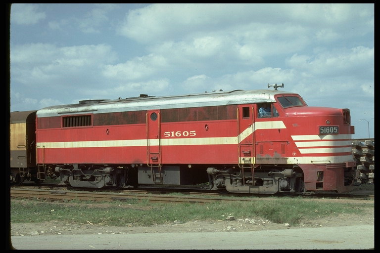La locomotora vermella amb ratlles blanques per gaudir de l\'aire fresc i un cel blau