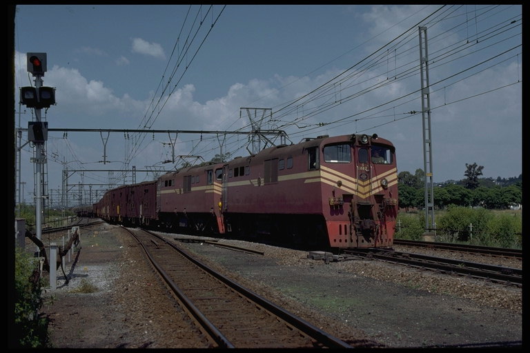 De locomotief met een elektrische motor rijdt de spoorlijnen van het land