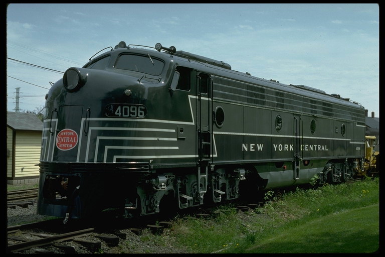 Moderné americký vlak prepravuje cestujúcich od pobrežia k pobrežiu