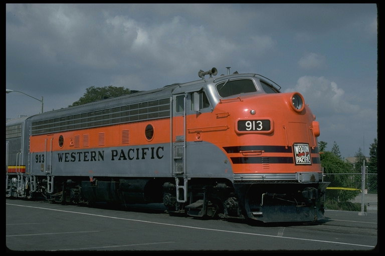 US kereta berjalan di tepi kanan Pasifik