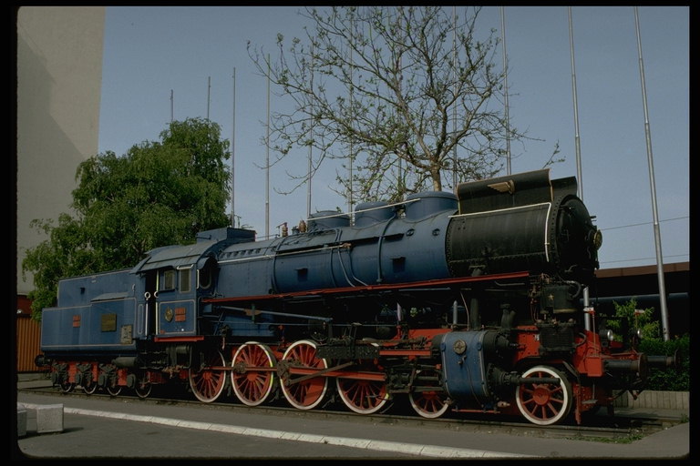 Bem conservado e restaurado corridas locomotiva em toda a ferrovia