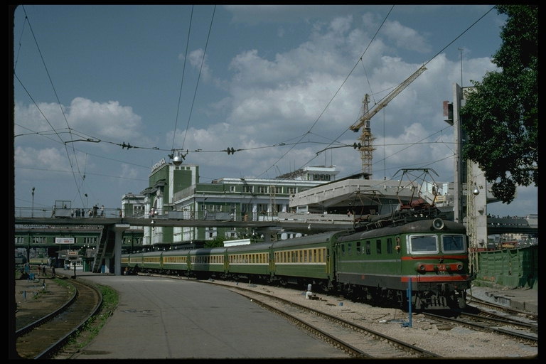 De trein vertrekt vanaf het station van de stad