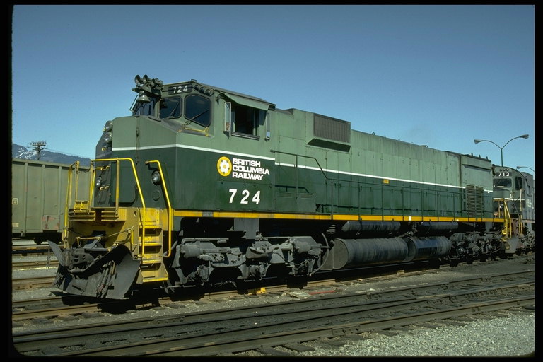 locomotora diesel verde con una escalera de color amarillo para el conductor que se detuviera la pequeña estación