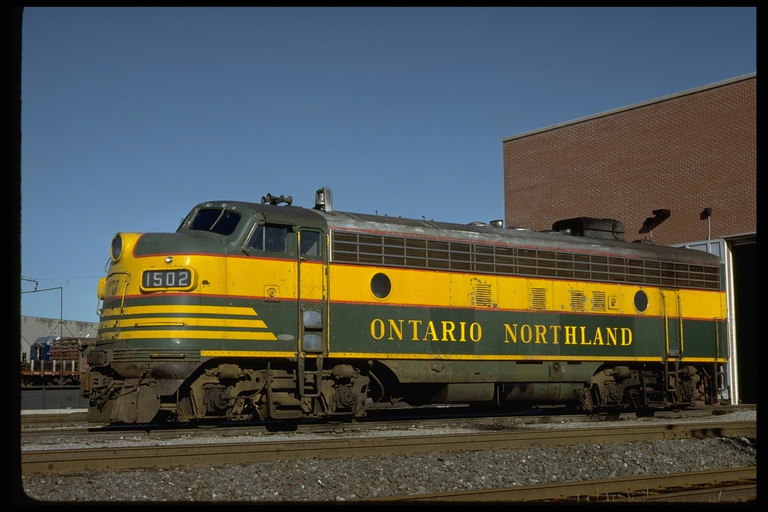 Канадский поезд штата Онтарио путешествует на бескрайних канадских просторах