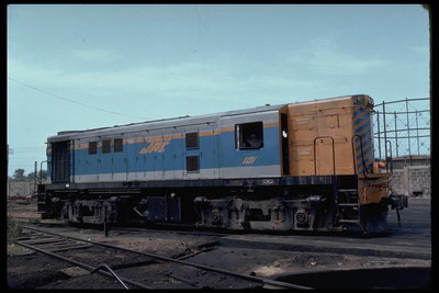 Abandoned lokomotiv venter snarlig forsendelse av metaller