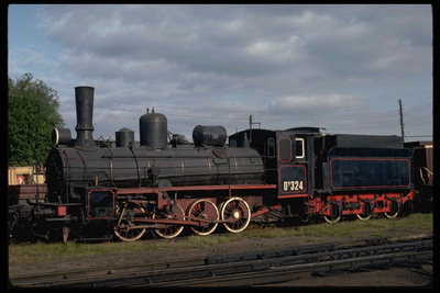 Lokomotivet motor på lokomotivet passerer sommer på vej