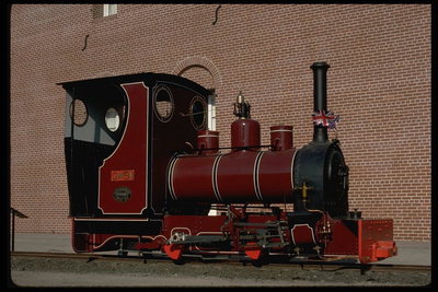 Старинная модель паровоза выставленная в музее железнодорожного транспорта в Англии