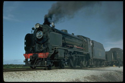 蒸し列車は汚染社会の無関心な態度を示しています