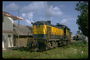 Žlutá lokomotiva na malém nádraží