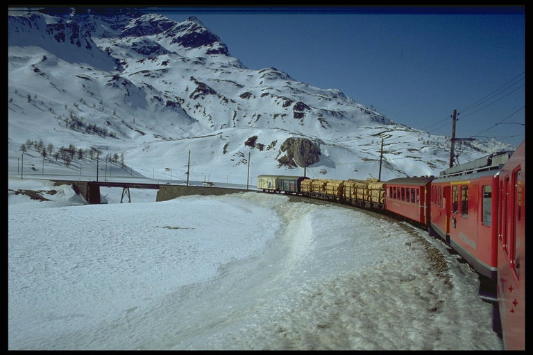 Единственная жизнь в холодных,неприступных горах - работа поезда на колеи