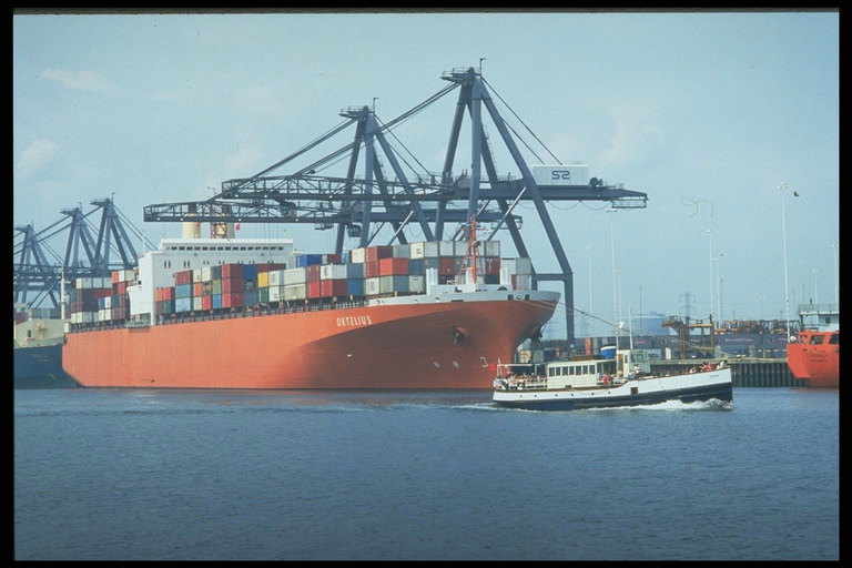 Основной грузопоток в современном мире осуществляют многотонажные фрахтовые судна
