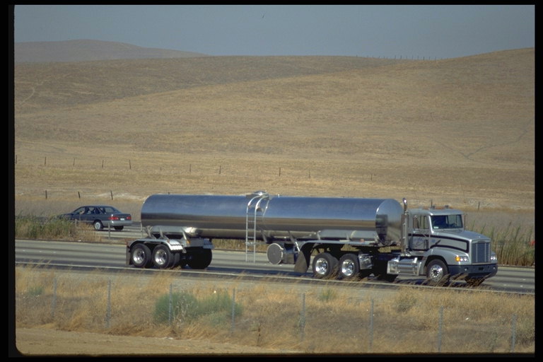 Перевозка жидких веществ успешно проводится в цистернах на грузовых автомобилях