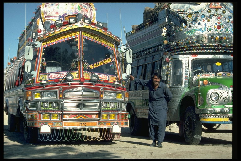 Буддистский праздник в Гималаях в сопровождении украшенных автобусов