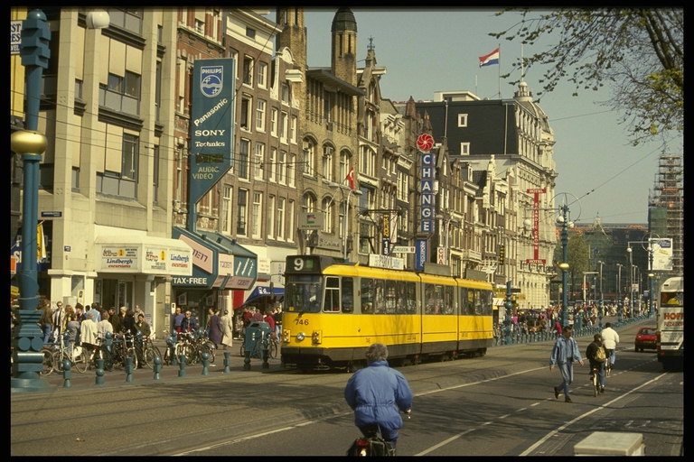 De meest snelle beweging in de grote stad heeft een tram Amerikaanse merk