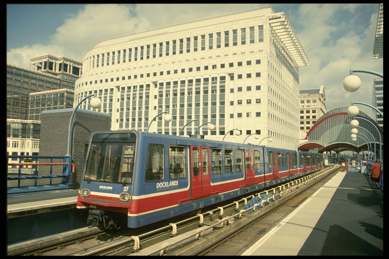 Moderne smalspoor-trein is de snelste middel van het verplaatsen van passagiers uit de suburbane gebieden