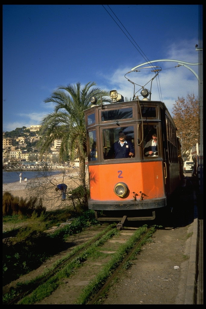Розважальне й пізнавальну подорож по березі моря для іноземних туристів у веселому трамваї