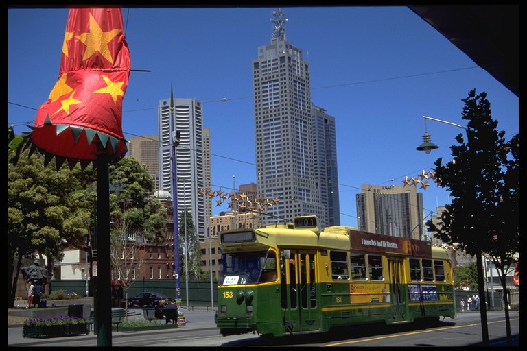 In de stad van wolkenkrabbers reizen met tram komt overeen loterij fatsoenlijk geld