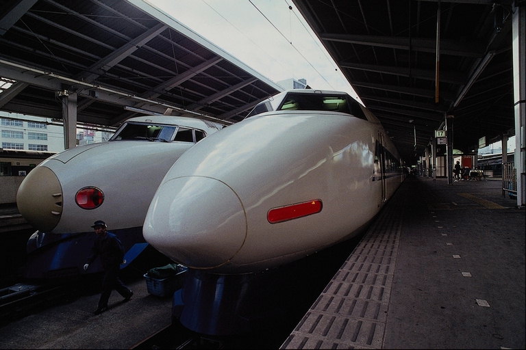 低价，高速列车的窄轨线精简的形式提供了一家日本公司