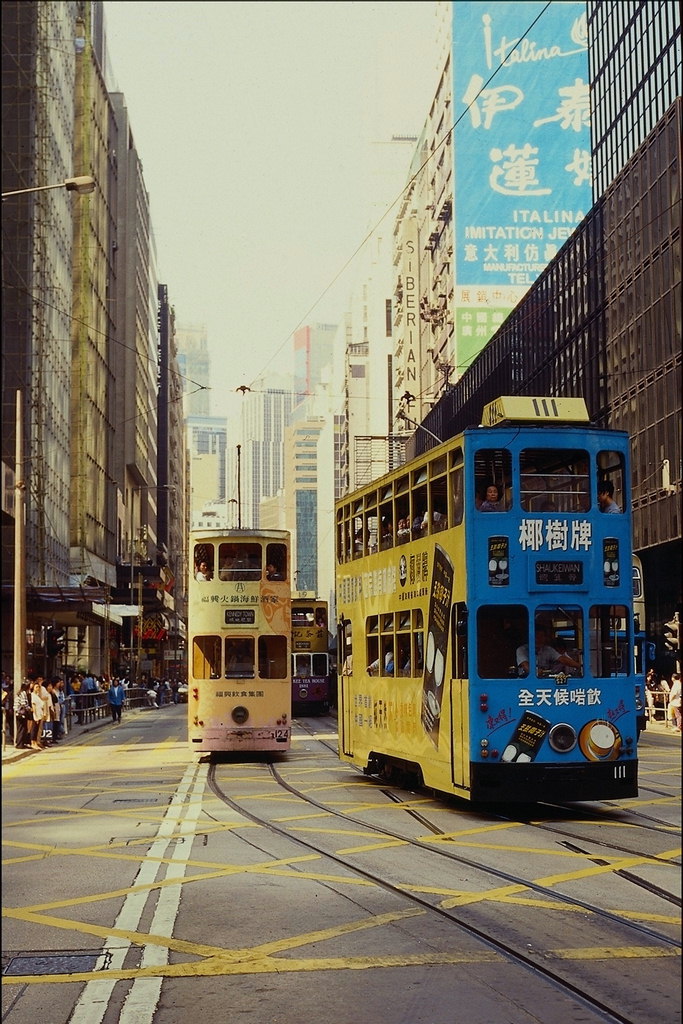Двух этажные автобусы в китайских больших городах - разрешение проблемы переселения Китая