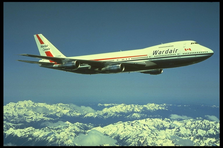 Flying jet letalo nad Alpami na Bližnjem vzhodu - ki izkazujejo presenetljivo naravo Zemlje