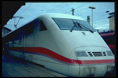 Современный скоростной поезд по дороге в быстрое будущее