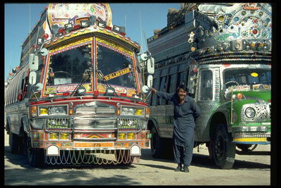 Буддистский праздник в Гималаях в сопровождении украшенных автобусов