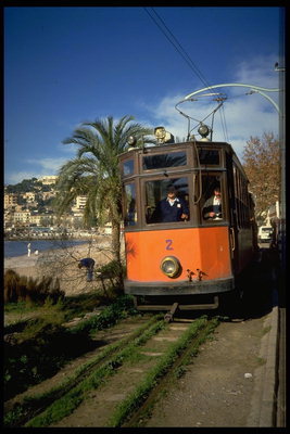 Розважальне й пізнавальну подорож по березі моря для іноземних туристів у веселому трамваї