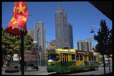 Pilsētas skyscrapers brauciens ar tramvaju, atbilst loterijas pienācīgas naudu