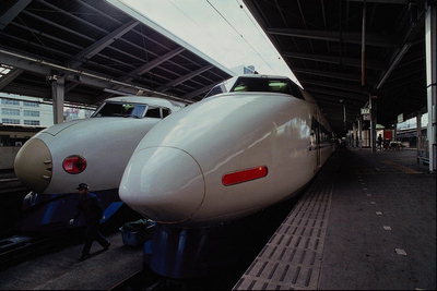 Јефтини, брзих возова аеродинамичан облик за уског колосека линија нуди јапанска фирма