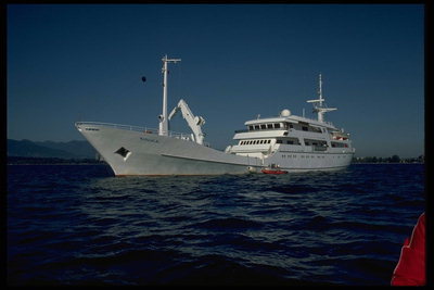 Круизный корабль комфортного типа для совершения плавательных рейсов по Средиземному морю