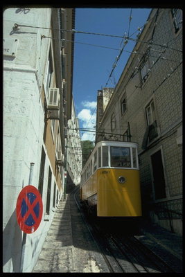 Фотография трамвая на узких улицах Португалии. Трамвай - король городских дорог в португальской столице