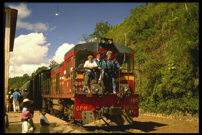 Foto penumpang gelap kereta api di sebuah negara Afrika