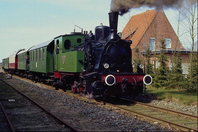 la línea de ferrocarril, construida por los hogares de los agricultores. humo de la locomotora contribuye a la degradación del medio ambiente
